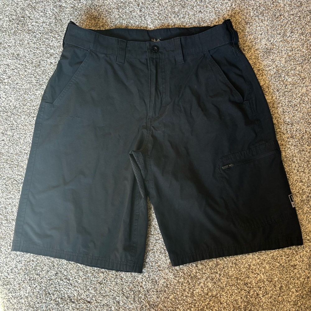 HUK black men’s cargo shorts size M